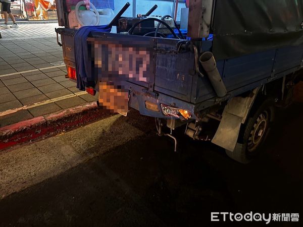 ▲北市大安區信義路13日晚間發生小客車追撞貨車車禍。（圖／記者張君豪翻攝）