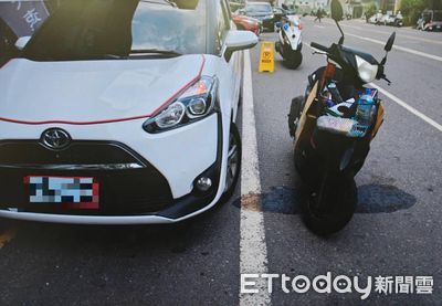 屏東阿北臨停開車門擊落機車 女騎士慘摔腳部受傷