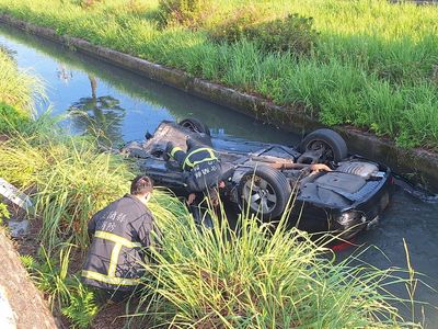 宜蘭自小客轉彎失控衝大排四輪朝天!女駕駛獲救送醫