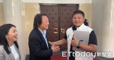 國際巨星!藍委、議事人員搶合影 王世堅:男襯托帥、女生變美女
