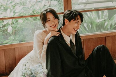 劉俊謙與蔡思韵結婚！兩套復古婚紗浪漫亮相　文青風超像拍電影