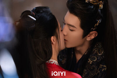 互抽47鞭→熱吻37秒!陳哲遠虐戀李沁 親完「秒搜影片」害羞了