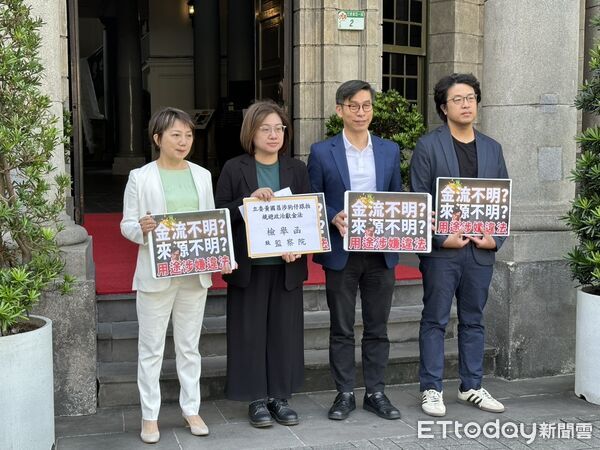 ▲▼民進黨團幹事長鍾佳濱、書記長陳培瑜、副幹事長沈伯洋、副幹事長范雲14日上午前往監察院，就立委黃國昌涉狗仔跟拍，規避《政治獻金法》等，向監察院正式提出檢舉。（圖／記者詹詠淇攝）