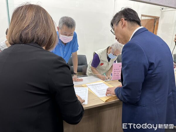 ▲▼民進黨團幹事長鍾佳濱、書記長陳培瑜、副幹事長沈伯洋、副幹事長范雲14日上午前往監察院，就立委黃國昌涉狗仔跟拍，規避《政治獻金法》等，向監察院正式提出檢舉。（圖／記者詹詠淇攝）