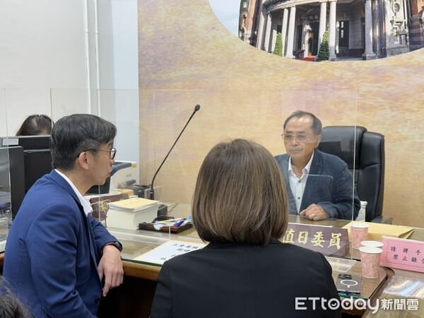 ▲▼民進黨團幹事長鍾佳濱、書記長陳培瑜、副幹事長沈伯洋、副幹事長范雲14日上午前往監察院，就立委黃國昌涉狗仔跟拍，規避《政治獻金法》等，向監察院正式提出檢舉。（圖／記者詹詠淇攝）