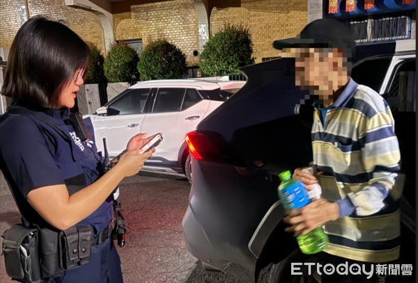 ▲內埔警方載李男返家。（圖／記者陳崑福翻攝）