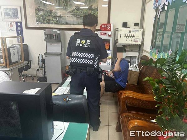 ▲警方將失業的何男帶回警所勸說安撫。（圖／大園警分局提供）