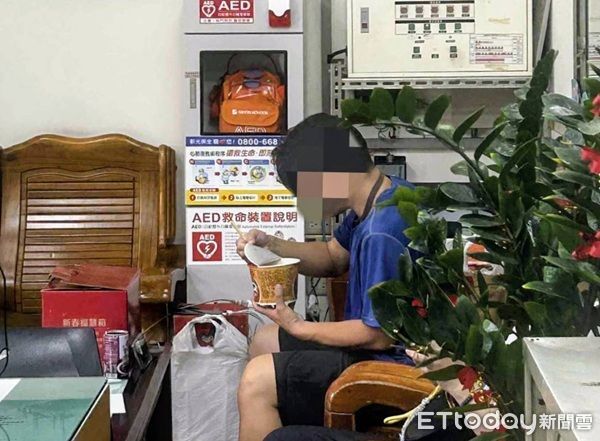 ▲並提供泡麵及幫助介紹工作機會。（圖／大園警分局提供）