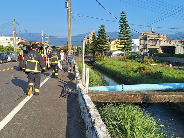 ▲▼自小客車衝落排水溝四輪朝天，消防員搶救受傷女駕駛。（圖／讀者提供，下同）
