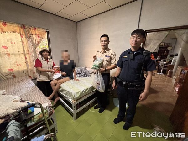 ▲枋寮警方結合村長等人捐助弱勢家庭物資。（圖／記者陳崑福翻攝）