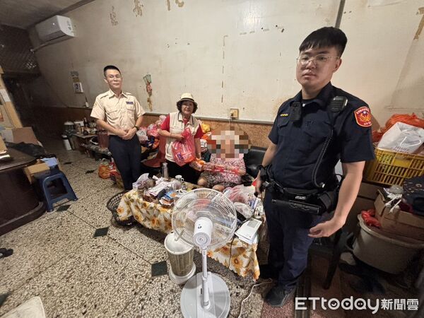 ▲枋寮警方結合村長等人捐助弱勢家庭物資。（圖／記者陳崑福翻攝）