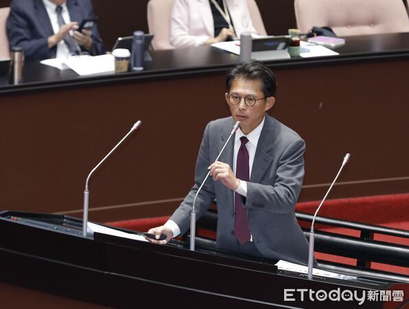 ▲民眾黨立委黃國昌14日質詢卓榮泰。（圖／記者湯興漢攝）