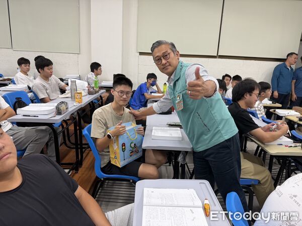 ▲屏警應邀赴屏科大即時宣導交通安全。（圖／記者陳崑福翻攝）