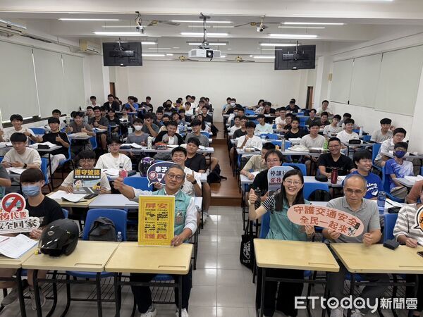 ▲屏警應邀赴屏科大即時宣導交通安全。（圖／記者陳崑福翻攝）