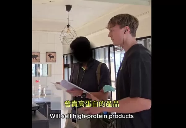 ▲美籍網紅Jacob遭民眾檢舉、移民署專勤隊人員登門檢查 。（圖／翻攝畫面）