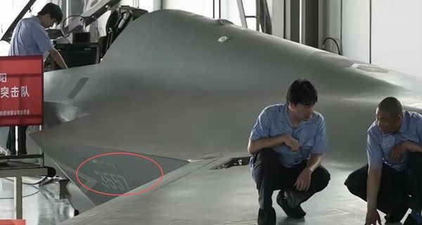 ▲▼央視走進瀋飛殲-35機庫意外曝光戰機「3557」編號，意味其總產量可能已破60架。（圖／翻攝自央視）