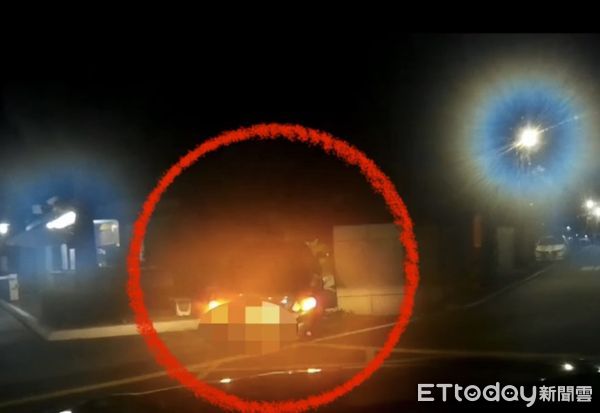 ▲▼許男開車逃逸時自撞民宅盆栽，下車跑給警察追，最後仍被壓制逮捕。（圖／記者吳世龍翻攝）