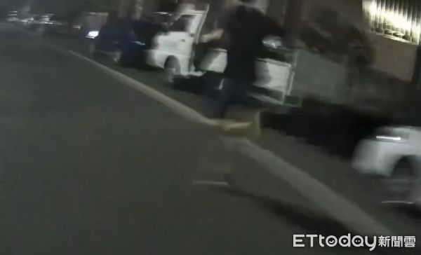 ▲▼許男開車逃逸時自撞民宅盆栽，下車跑給警察追，最後仍被壓制逮捕。（圖／記者吳世龍翻攝）