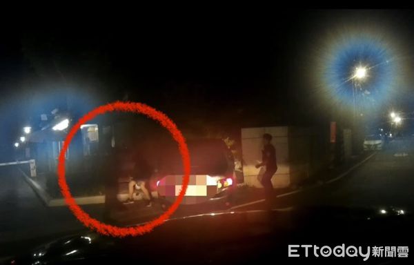 ▲▼許男開車逃逸時自撞民宅盆栽，下車跑給警察追，最後仍被壓制逮捕。（圖／記者吳世龍翻攝）