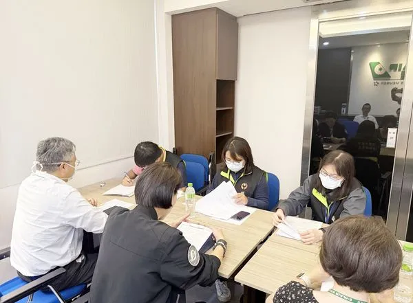 ▲桃園市勞動局昨天至長榮航空稽查，以釐清孫姓女空服員服勤是否過勞問題。（圖／桃市勞檢局提供）