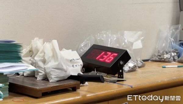 ▲S先生拿豬公內的硬幣去換外幣，遭到台銀行員反酸            。（圖／記者吳奕靖翻攝）