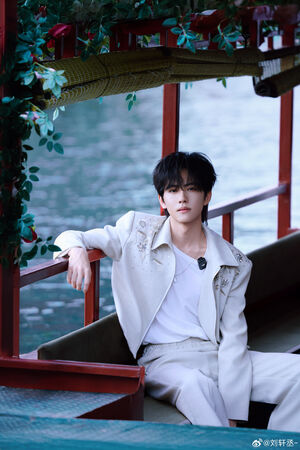 ▲▼拍BL劇爆紅！21歲劉軒丞「帶粉裙女生回酒店」。（圖／翻攝自微博）