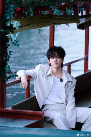 ▲▼拍BL劇爆紅！21歲劉軒丞「帶粉裙女生回酒店」。（圖／翻攝自微博）