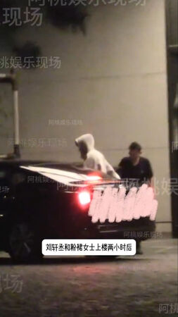 ▲▼拍BL劇爆紅！21歲劉軒丞「帶粉裙女生回酒店」。（圖／翻攝自微博）