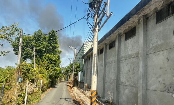 ▲桃園市楊梅區民富路一處貯存米糠倉庫，今天上午傳出大火，倉庫不斷竄出濃煙。（圖／桃市消防局提供）
