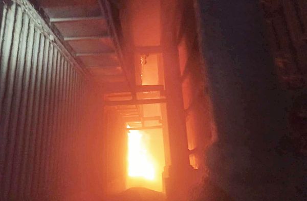 ▲桃園市楊梅區民富路一處米糠倉庫今天傳出大火，倉庫內火勢四處竄出。（圖／桃市消防局提供）