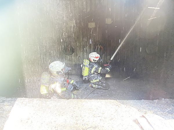 ▲桃園市楊梅區民富路一處米糠倉庫今天傳出大火，打火兄弟持續以水線灌救中。（圖／桃市消防局提供）