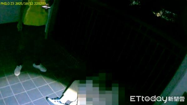 ▲▼土城某科大吳姓講師（左）將夏女（右）制伏後，員警到場要求夏女把包包打開檢查             。（圖／記者陳以昇翻攝）