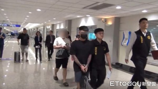 ▲萬源人蛇集團重要幹部范宇恆遭刑事局國際刑警科幹員押解返台 。（圖／記者張君豪翻攝）