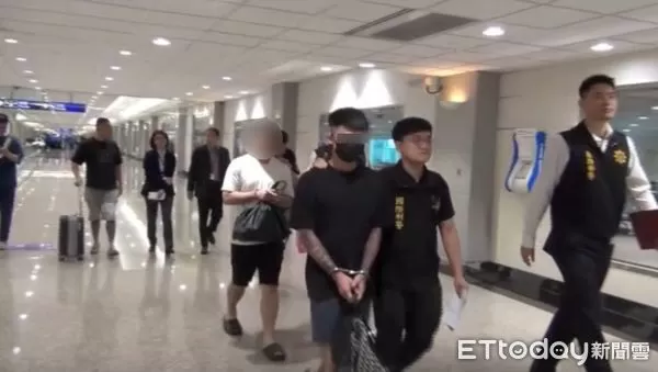 ▲萬源人蛇集團重要幹部范宇恆遭刑事局國際刑警科幹員押解返台 。（圖／記者張君豪翻攝）