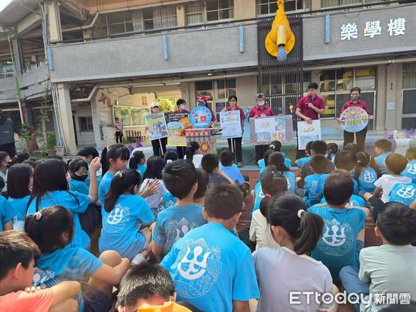▲台南市山上國小師生參與防災闖關活動，透過遊戲學習滅火與逃生技巧。（記者林東良翻攝，下同）