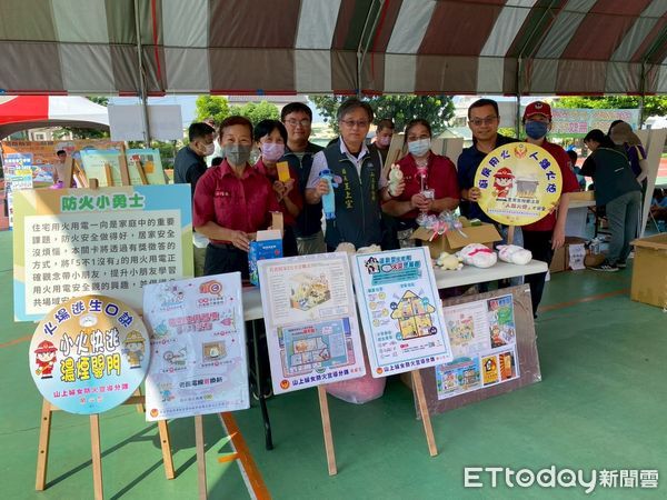 ▲台南市山上國小師生參與防災闖關活動，透過遊戲學習滅火與逃生技巧。（記者林東良翻攝，下同）