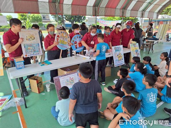 ▲台南市山上國小師生參與防災闖關活動，透過遊戲學習滅火與逃生技巧。（記者林東良翻攝，下同）