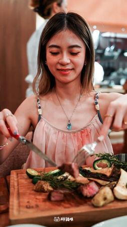 ▲▼日本沖繩美食「Mediterranean Grill OCTO」！古宇利島夕陽下的浪漫晚餐，必吃鎮店之寶章魚燉飯。（圖／部落客胖貓提供）