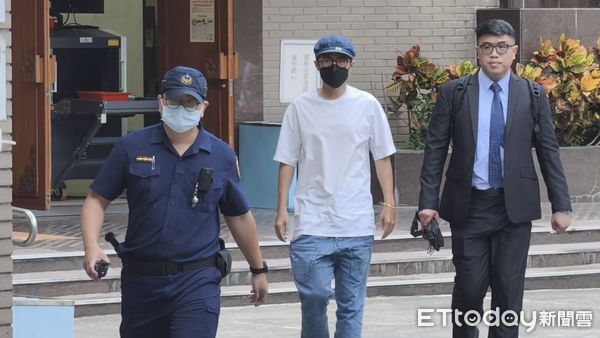 ▲▼藝人李威於北市精舍命案被控涉犯幫助傷害致死等罪嫌，偵辦期間轉為污點證人，今（14日）到台北地院出庭，改稱不認罪。（圖／記者黃哲民攝）