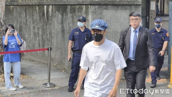 ▲▼藝人李威於北市精舍命案被控涉犯幫助傷害致死等罪嫌，偵辦期間轉為污點證人，今（14日）到台北地院出庭，改稱不認罪。（圖／記者黃哲民攝）