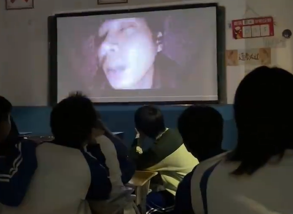 ▲子涵自習課上看恐怖片後，出現身體不適。（示意圖／翻攝自微博）