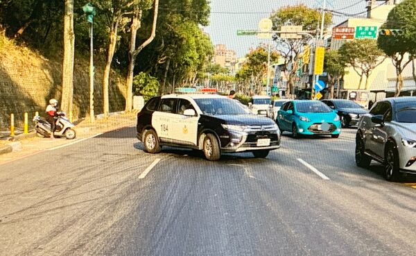 ▲桃園市龜山區長壽路昨天下午發生大貨車沿路漏油上百公尺，導致3輛機車騎士摔傷，警方到場處理。（圖／龜山警方提供）
