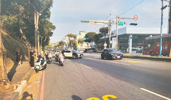 ▲桃園市龜山區長壽路昨天發生大貨車漏油事故，導致3輛機車騎士摔傷，警方到場處理。（圖／龜山警方提供）