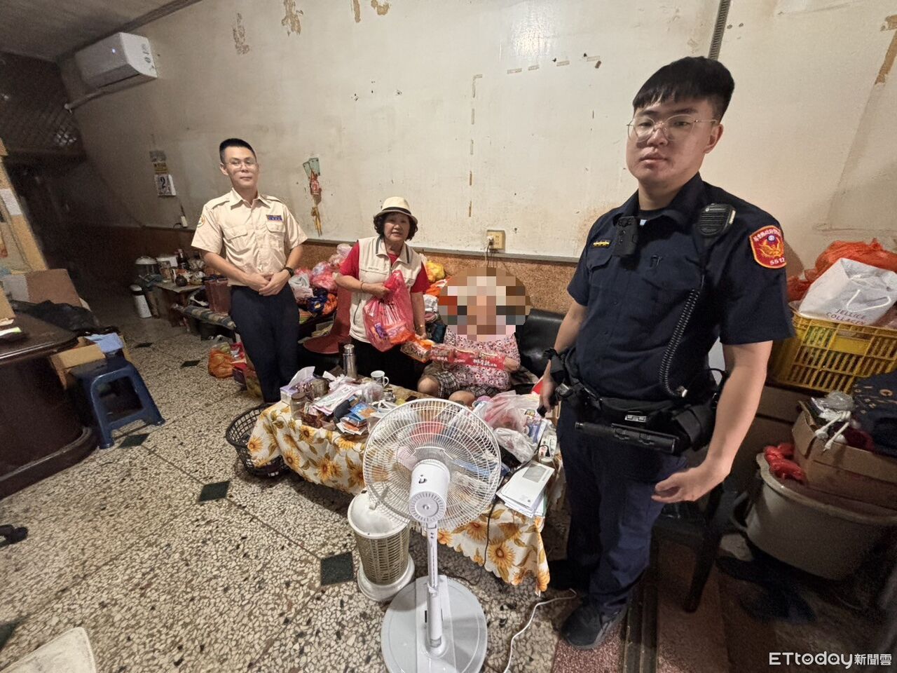 一袋白米一份情　枋寮警走入社區角落送出人間溫暖
