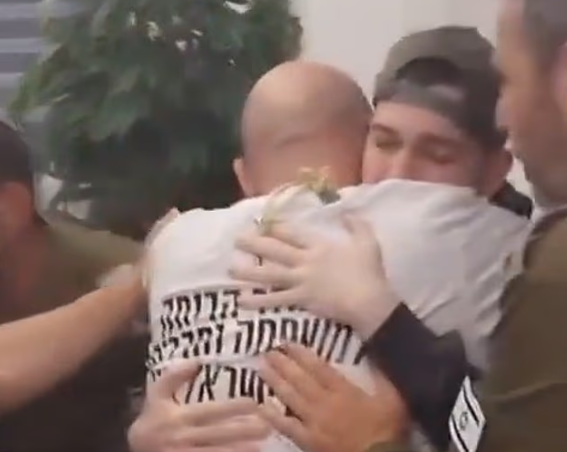中風癱瘓爸站起來了！迎接獲釋兒子歸國　緊緊擁抱畫面曝光