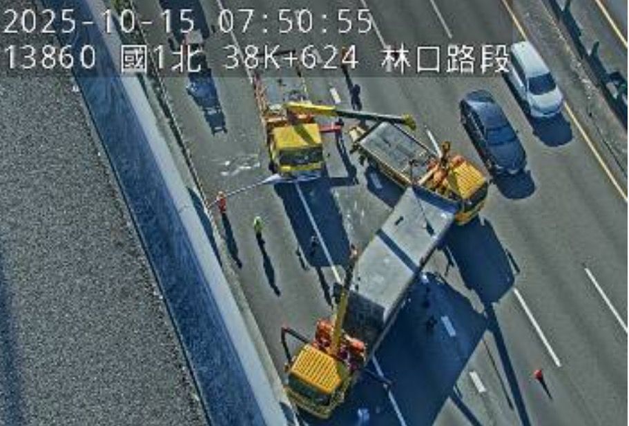 ▲▼國1南向林口段追撞紫爆回堵3公里。（圖／翻攝1968）