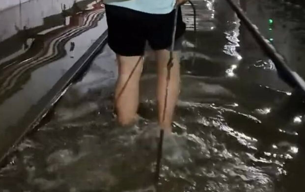 ▲重慶地鐵未開通段隧道內發現有未成年人騎車踩水玩樂。（圖／翻攝封面新聞）