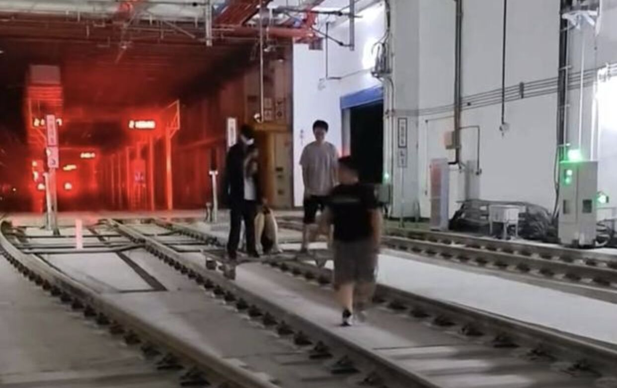 ▲重慶地鐵未開通段隧道內發現有未成年人騎車踩水玩樂。（圖／翻攝封面新聞）