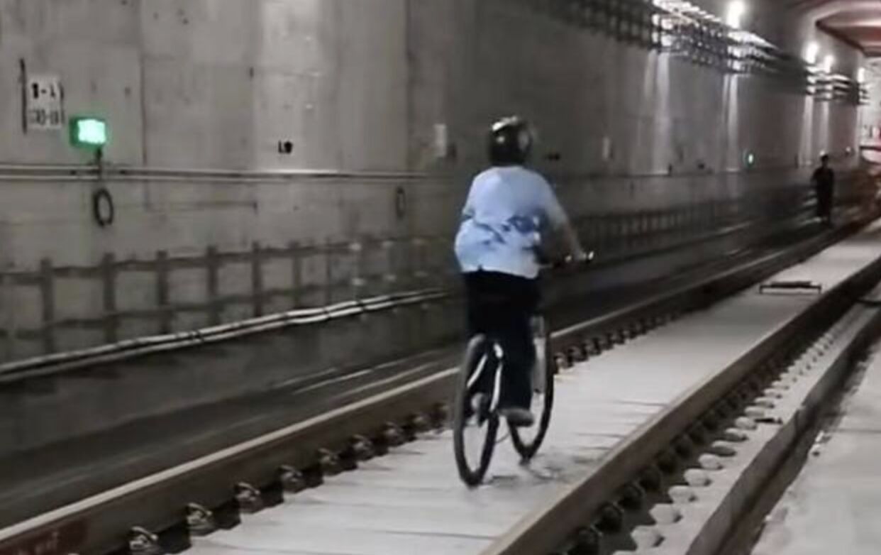 ▲重慶地鐵未開通段隧道內發現有未成年人騎車踩水玩樂。（圖／翻攝封面新聞）