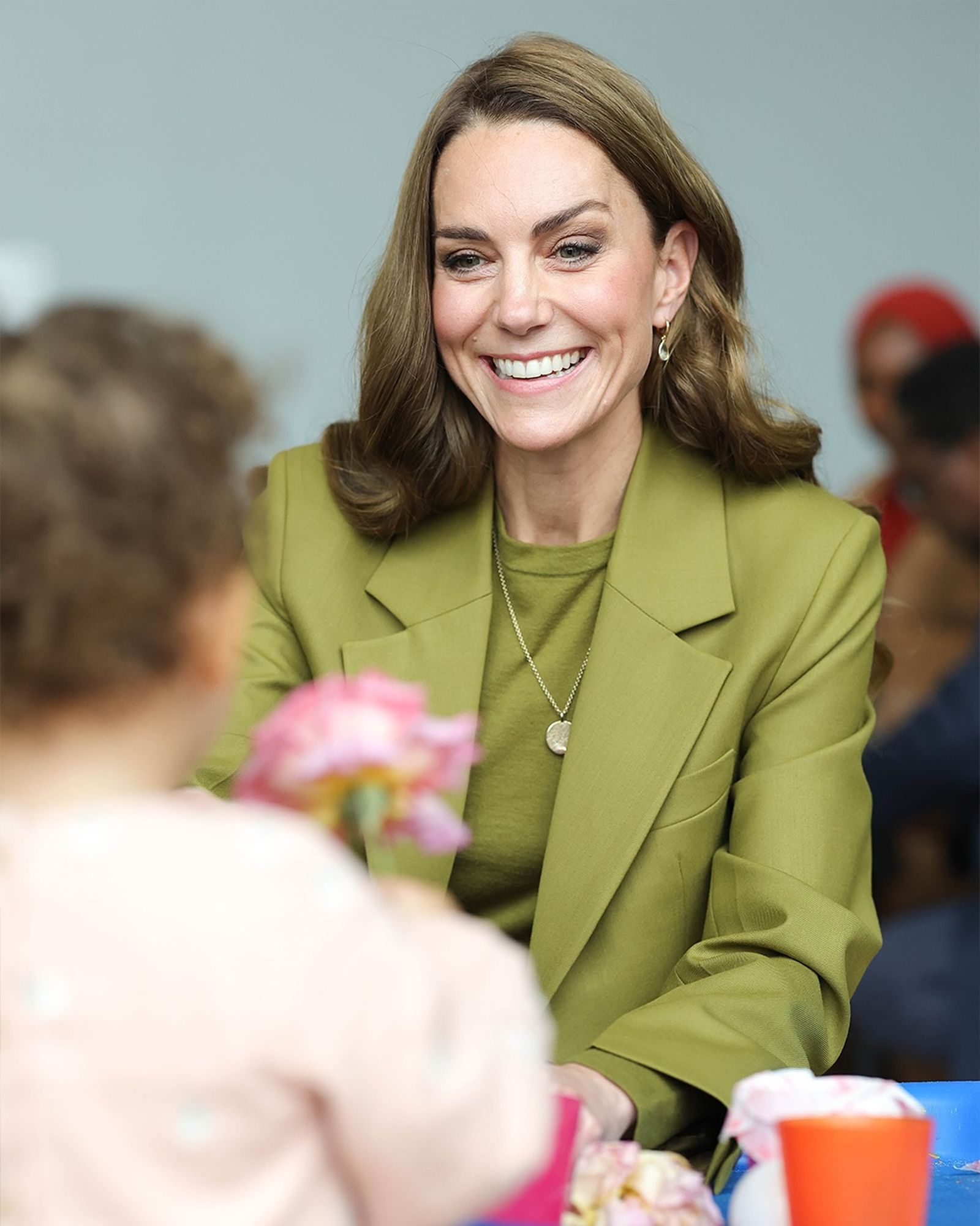 凱特王妃駕馭「貝嫂」橄欖綠套裝　衣服24小時賣光再掀「凱特效應」
